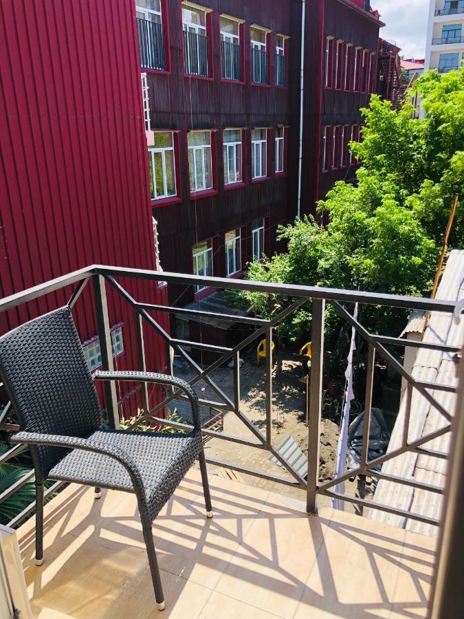 Hotel Dolphin באטומי מראה חיצוני תמונה